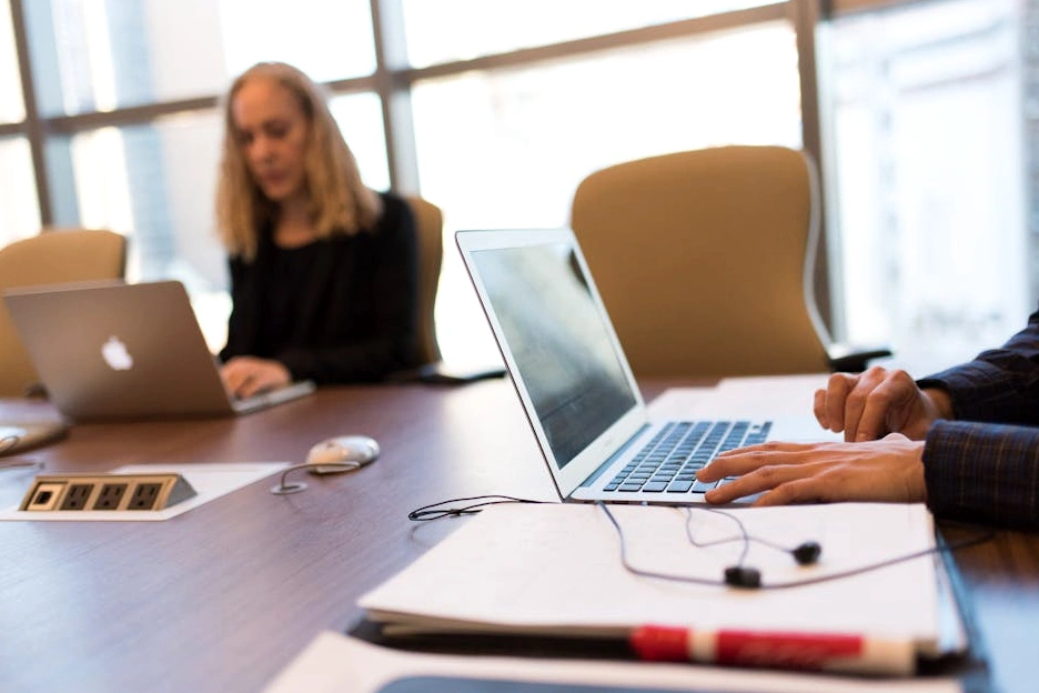 Studenti che collaborano su un progetto digitale in un ufficio moderno